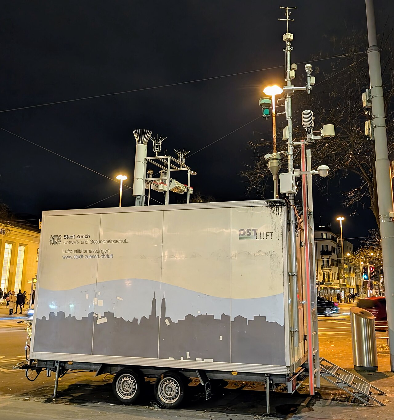 Real air-quality monitoring station with sensor mast